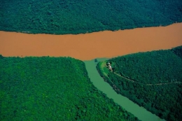 encuentro-del-rio-uruguay-con-uno-de-sus-afluentes-misiones.jpg