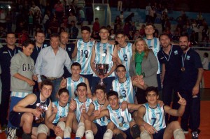 Enrique Muena y Silvina Arrieta con el equipo campeón