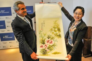 Rossi_recibió_a_delegación_de_China