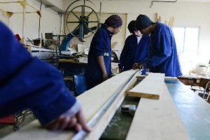 Alumnos de la Escuela Nehuen Peumán trabajan en el taller de Carpint